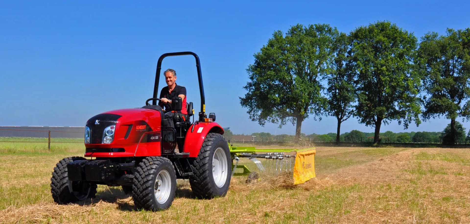 Dieseltractor met werktuig op het veld